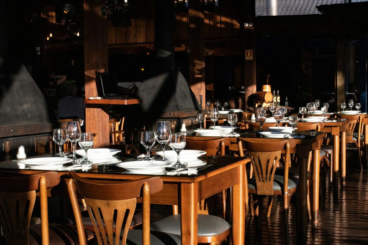 Salón de un restaurante antes de abrir